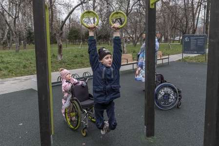 «Где я и где колясочники?» Как Ольга приняла в семью детей со spina bifida | Правмир
