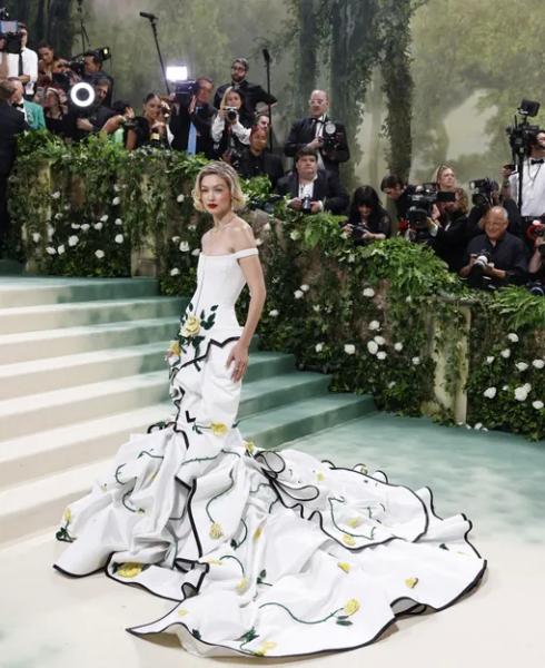 Собаки повторили образы звезд с Met Gala на благотворительном балу: это надо видеть